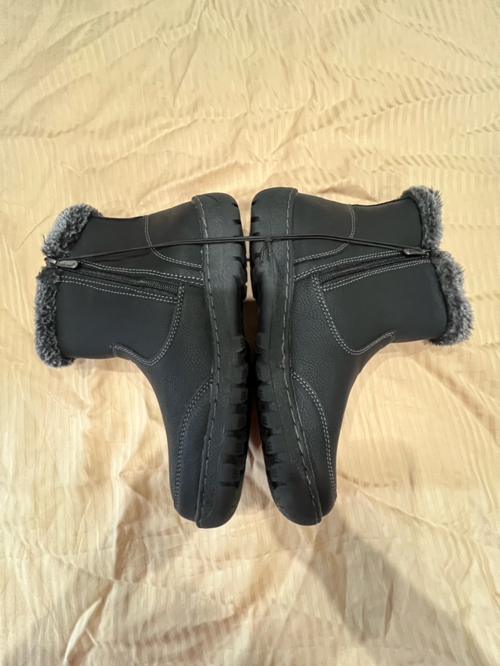 Khombu Black Faux-Fur Cuffed Women's Winter Boots New size 8